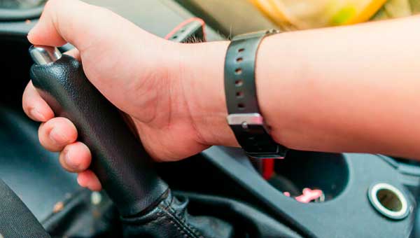 Как правильно пользоваться ручником зимой